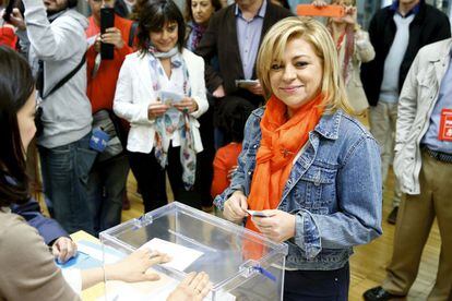 Elena Valenciano vota en un colegio de Chamberí.