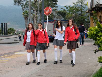 Estudiantes de bachillerato caminan por el centro de la ciudad de Manizales, en Colombia.