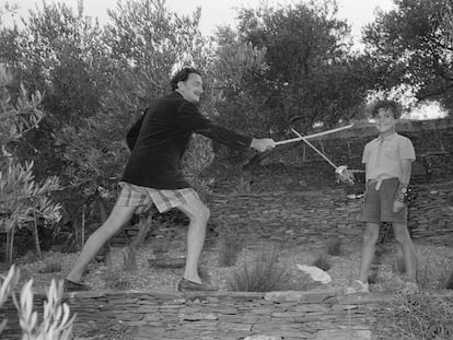 Salvador Dalí  y Joan Figueres juegan con espadas en Portlligat en1951, en una foto de Ricard Sans.