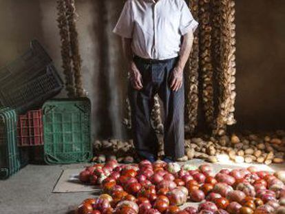 Jacinto Márquez posa con parte de su cosecha en Calabazares.