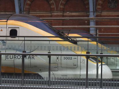 Un tren Eurostar en la estaci&oacute;n de ferrocarril de St. Pancras en Londres