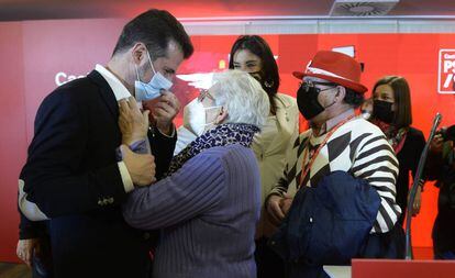 El candidato del PSOE a la Presidencia de la Junta, Luis Tudanca, saluda a una señora en el Hotel Sercotel, en Valladolid, este domingo.