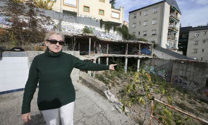 Rosa Andradas ense&ntilde;a c&oacute;mo no se ha demolido del todo para no tirar las casas de m&aacute;s arriba. 