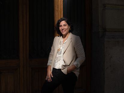 Cristina Huidobro, representante pública contra el calor extremo de la Región Metropolitana de Santiago de Chile, a mediados de junio en una calle peatonal del centro de la capital chilena.