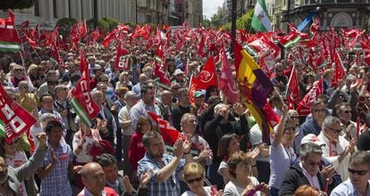 Manifestantes en la Plaza Nueva de Sevilla.