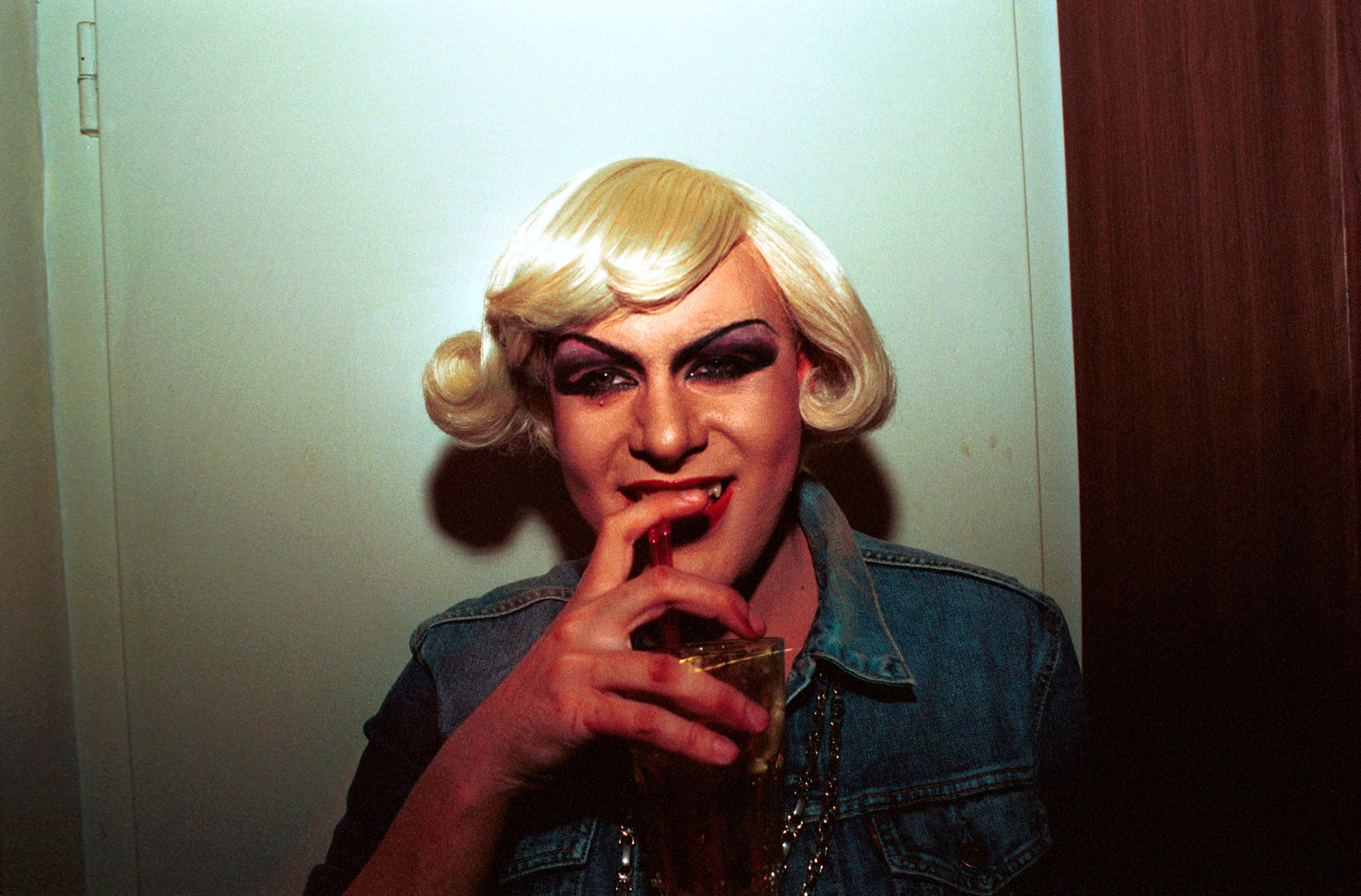 Una travesti posa para la cámara en el desaparecido bar Bonarama de Madrid en el año 2000.
