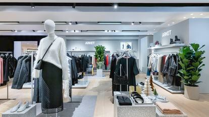 Interior de una tienda de Arket, del grupo H&M, en Reino Unido