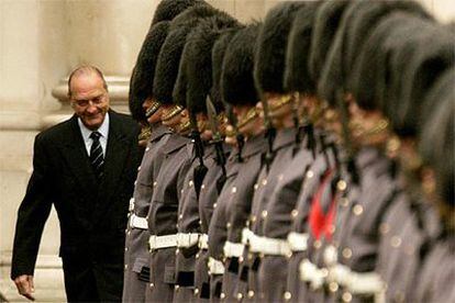 Chirac pasa revista a la guardia anglo-francesa, hoy en Londres.