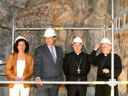 Ánxela Bugallo, José María Arias, Julián Barrio y José María Díaz, ayer, subidos al andamio del Pórtico.