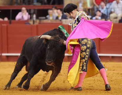 Antonio Nazar&eacute;, con su segundo toro de la tarde del jueves en la Maestranza.