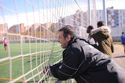 El presidente de Alma de África, Alejandro Benítez, anima a los jugadores durante el partido contra el Tarifa.