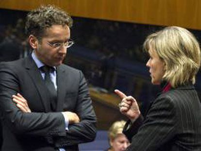 El ministro de Finanzas holandés y presidente del Eurogrupo, Jeroen Dijsselbloem, conversa con la ministra de Finanzas lusa, Maria Luís Albuquerque, durante la reunión del Eurogrupo celebrada en Luxemburgo, el 14 de octubre del 2013.