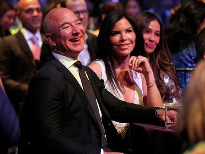 Jeff Bezos y Lauren Sanchez durante un evento celebrado en Nueva York, el 9 de mayo de 2022.