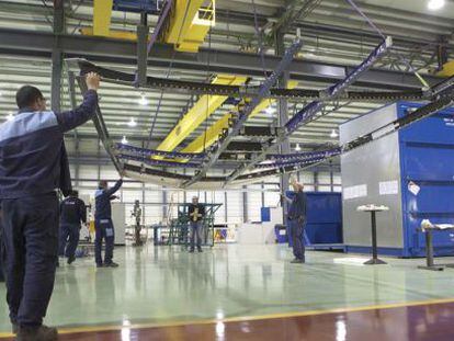 Trabajadores en la factor&iacute;a de Alestis en Puerto Real (C&aacute;diz).