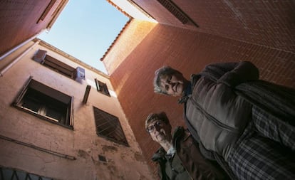 Las hermanas Ramírez, en el patio de Miraflores de la Sierra.
