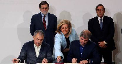 De izquierda a derecha. Arriba: Mariano Rajoy, F&aacute;tima Ba&ntilde;ez, Juan Rosell (CEOE); debajo: Josep Mar&iacute;a Alvarez (UGT) y Unai Sordo (CCOO), durante la firma del acuerdo sobre el SMI de 2017.