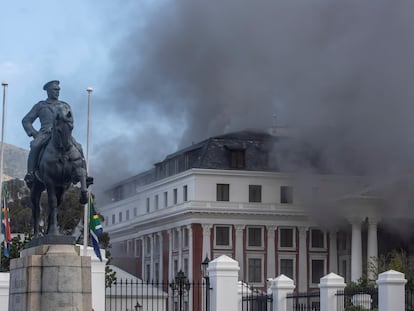 Vista general del humo saliendo de uno de los edificios del Parlamento de Sudáfrica, en Ciudad del Cabo, Sudáfrica, el domingo.