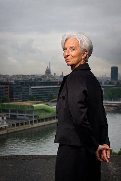 Christine Lagarde posa en el heliopuerto del Ministerio de Economía francés.