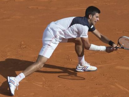 Novak Djokovic golpea un rev&eacute;s. 