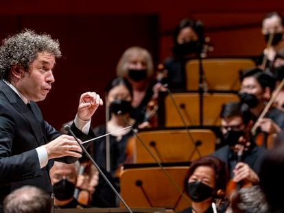 El director venezolano Gustavo Dudamel conduce un concierto de la oruqesta Filarmónica de Los Ángeles, el pasado 9 de octubre.