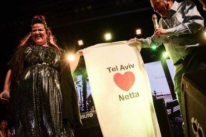 El alcalde de Tel Aviv, Ron Huldai, celebra con Netta Barzilai la victoria israelí en Eurovisión 2018 en una plaza de la ciudad, el pasado mes de mayo.