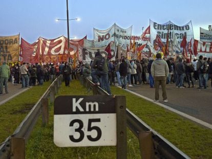 Manifestantes en la autopista Panamericana, Buenos Aires, el 28 de agosto