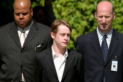 Macaulay Culkin llega al juzgado de Santa María, en California, como testigo de la defensa de Michael Jackson.