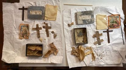 Objetos encontrados en las cajas ocultas en la cúpupla de la Catedral.