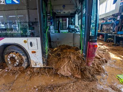 La nave de autobuses urbanos Unauto, en el polígono industrial de Toledo, sigue afectada por los daños ocasionados por la dana este martes.