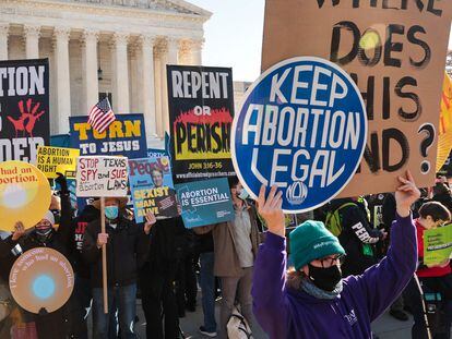 Manifestantes a favor y en contra del aborto ante el Tribunal Supremo de EE UU, el pasado 1 de diciembre en Washington.