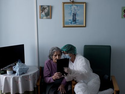 María López, de 100 años, realiza una videollamada con su familia que vive en Canadá después de regresar a la residencia San Carlos de Celanova al dar negativo. Previamente pasó por varios centros por dar positivo al principio de la crisis sanitaria.