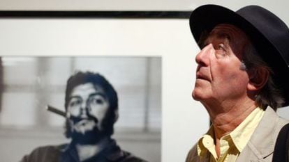 Ren&eacute; Burri, en 2004, frente a su c&eacute;lebre foto del Che Guevara. 
