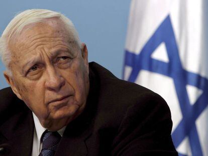 16 de novembro de 2005. O então primeiro-ministro israelense, Ariel Sharon, em seu escritório em Jerusalém, Israel.