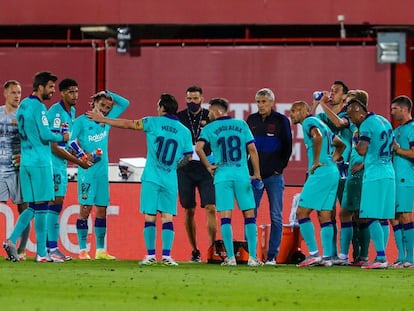 Messi se dirige al grupo durante un descanso del partido.