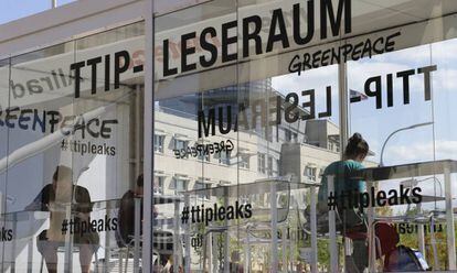 Varios ciudadanos consultan documentos confidenciales sobre el TTIP en una sala habilitada por Greenpeace este lunes en Berl&iacute;n.