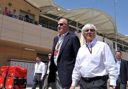 El rey Juan Carlos camina junto al presidente de la Formula Uno, Bernie Ecclestone, antes del incio del Gran Premio de Bahrein el domingo.