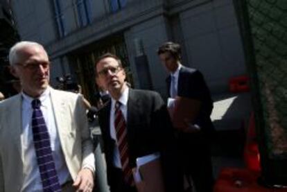 El abogado representante de Argentina Carmine Boccuzzi saliendo de la Corte Federal en Nueva York (Estados Unidos).