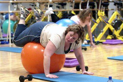 Varias mujeres hacen ejercicios en Estados Unidos para combatir la obesidad.