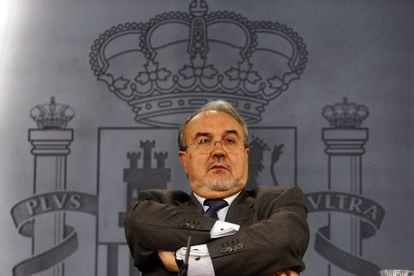 Pedro Solbes, durante la rueda de prensa posterior al Consejo de Ministros de 2004.