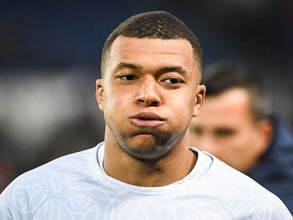 Kylian Mbappe antes del partido de liga contra el Lyon.