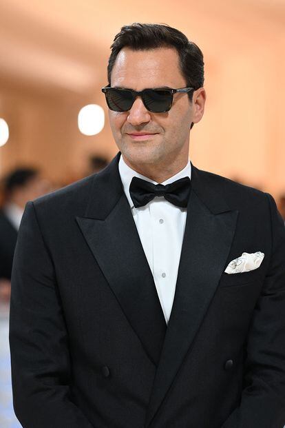 El tenista Roger Federer, amigo íntimo de Anna Wintour y otro de los anfitriones de la gala, con gafas de sol y esmoquin de Dior.