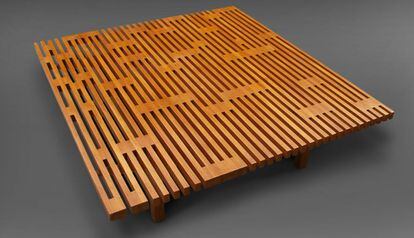Una mesa de centro diseñada en 1956 por el venezolano Miguel Arroyo. Está hecha con madera.