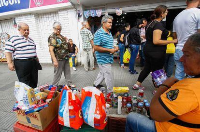 Los venezolanos que cruzaban la frontera compraban productos básicos y medicamentos.