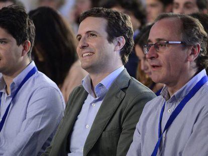 Pablo Casado, este sábado, en Vitoria, junto al líder del PP vasco, Alfonso Alonso (a la derecha), y Diego Gago, presidente de Nuevas Generaciones.
