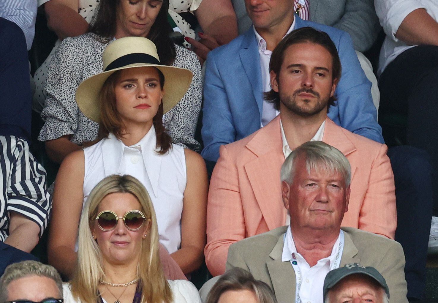 Siguiendo con el desfile de estrellas, Emma Watson se dejó ver en la pista con su hermano Alex Watson. La actriz también acudió a la final femenina que se celebró el día anterior en el mismo lugar. En esa ocasión, estuvo acompañada del cantante Lewis Capaldi. 