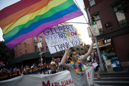 Imagen del desfile que se hizo en honor de Gilbert Baker a las puertas de Stonewall Inn (San Francisco) en abril de 2017, un mes después de su fallecimiento. |