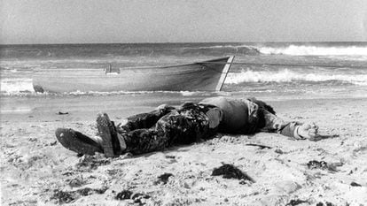 Imagen de la primera muerte documentada de un inmigrante en el Estrecho, en la playa de Los Lances, en Tarifa (Cádiz).
