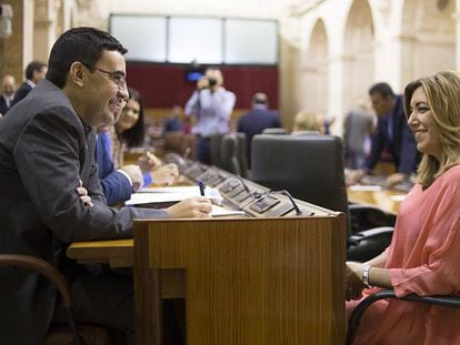 Mario Jim&eacute;nez y Susana D&iacute;az, antes de la sesi&oacute;n de hoy en el debate de la comunidad.