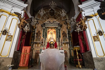 La Petróleo rinde homenaje a la Virgen de La Palma en la iglesia del mismo nombre en el Barrio de La Viña, momentos después de quedar inaugurada la calle de las Artistas Petróleo y Salvaora, en Cádiz.
