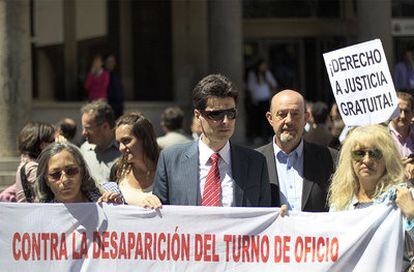 Abogados se manifiestan ante los Juzgados de la plaza de Castilla contra los recortes del turno de oficio.